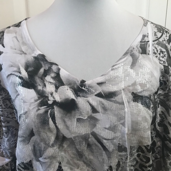 Style & Co Bat Wing Black White Floral Sequin Top - Picture 4 of 7